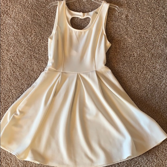 WHITE HEART BACK CUT OUT DRESS! M&L available - Picture 1 of 2